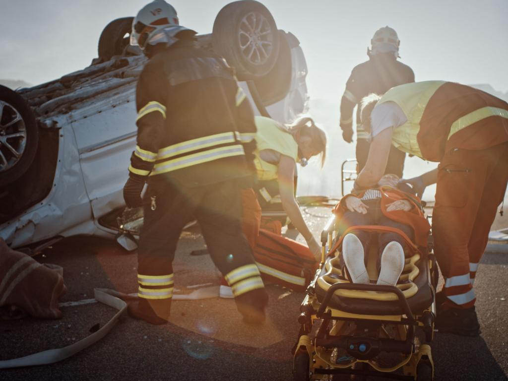 Rettungshelfer im Einsatz nach Autounfall