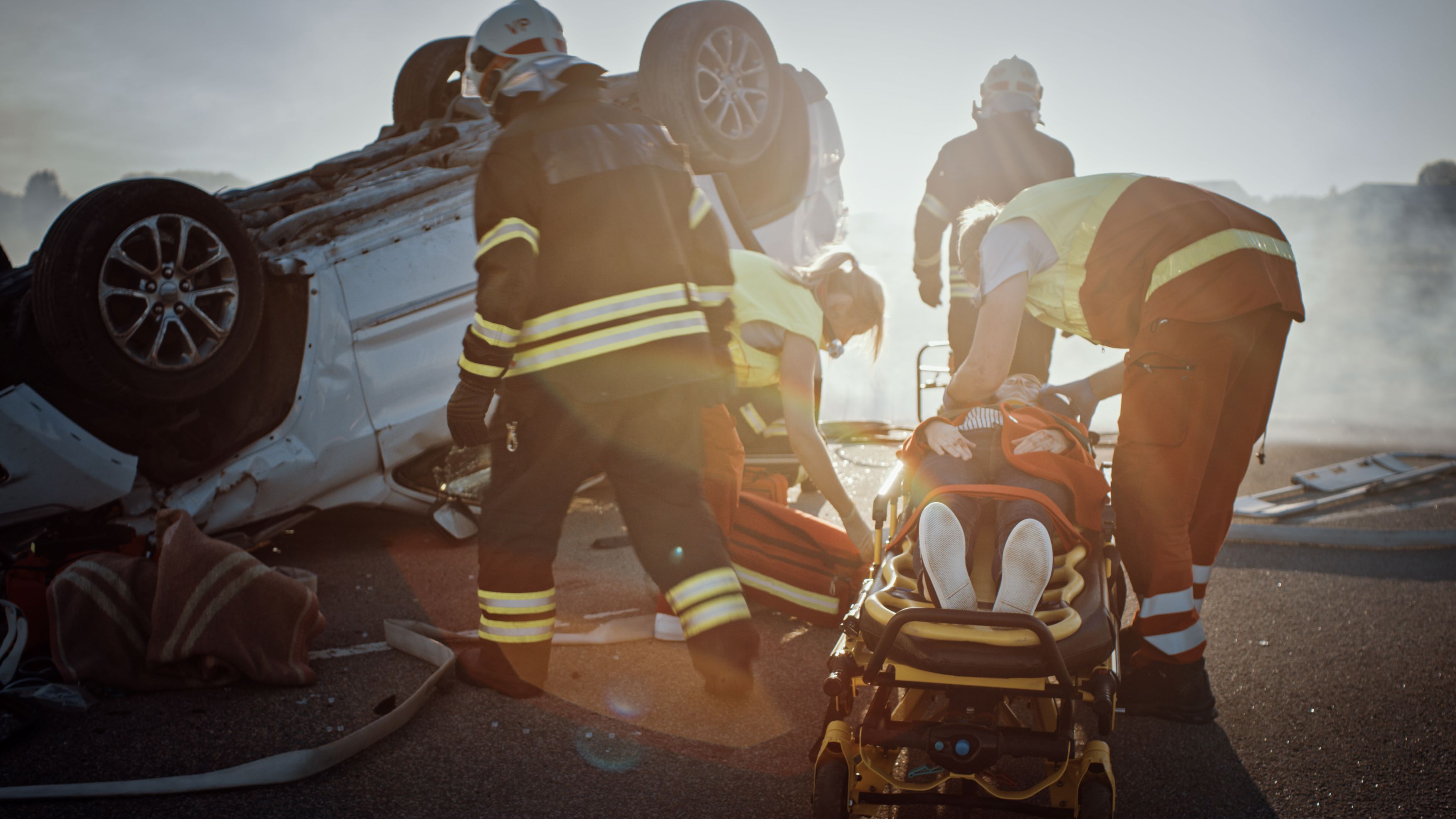 Rettungshelfer im Einsatz nach Autounfall